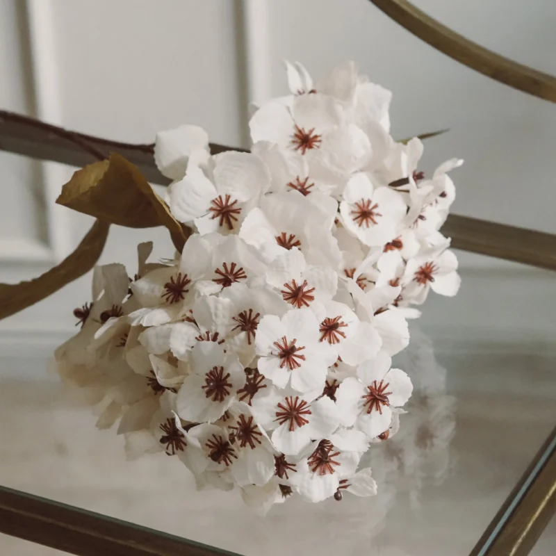 Deko-Zweig Weiß · Dichte Kirschblüten aus Textil mit rostroten Staubgefäßen
