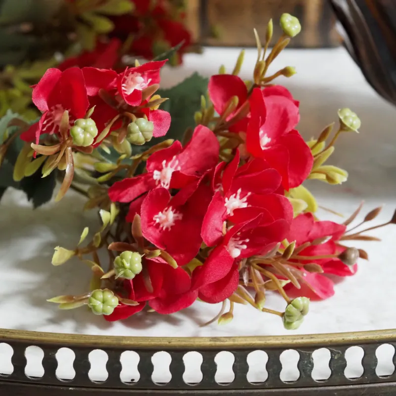 Deko-Zweig Karminrot · Floraler Blütenzweig in Textiloptik