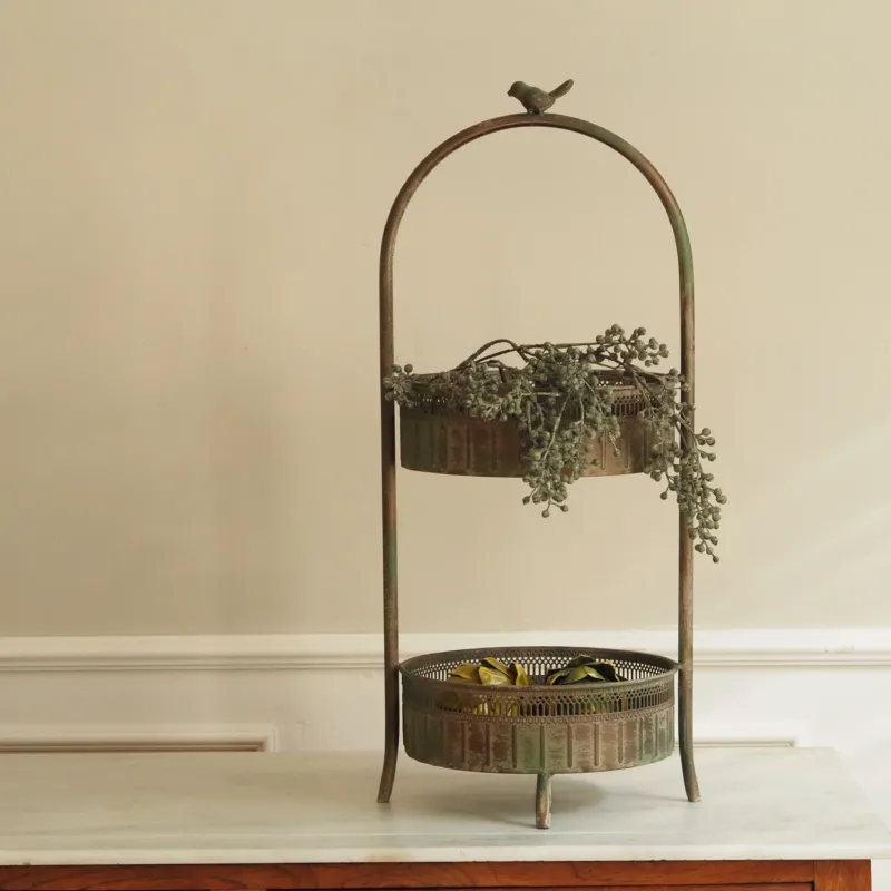 Etagere Metall zweistöckig · Patiniert mit Vogelfigur und durchbrochener Galerie