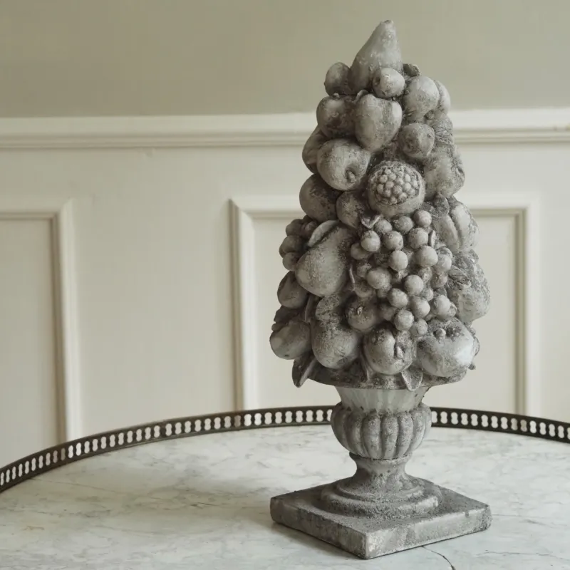 Obstpyramide Steinoptik · Barocke Gartenskulptur auf Sockelvase