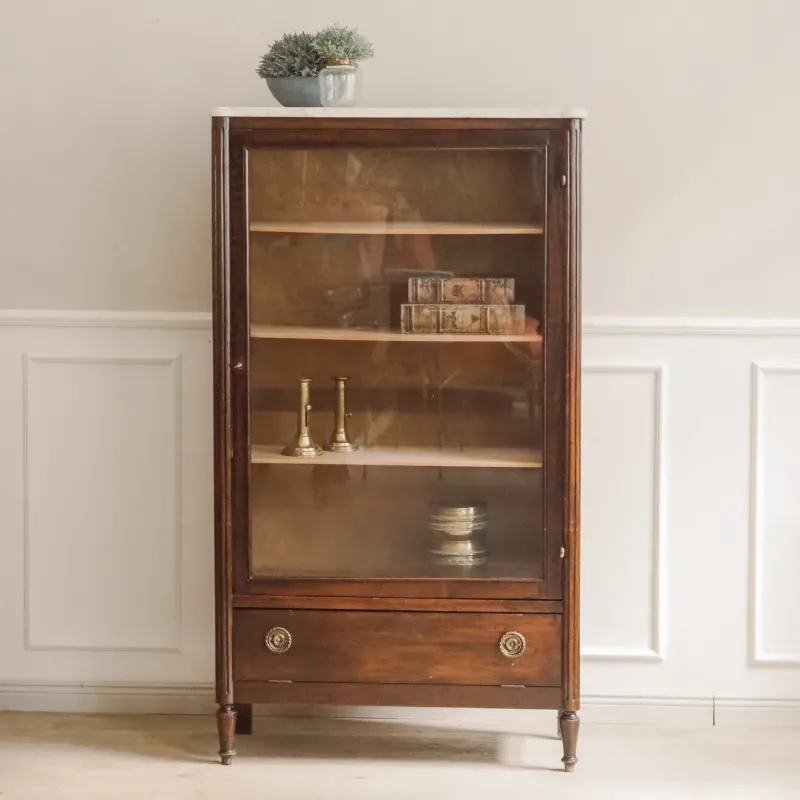 Vitrine Louis-XVI-Stil Marmorplatte um 1900