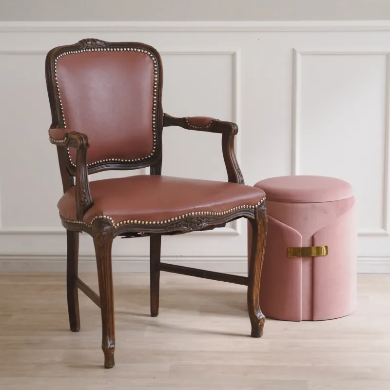 Armlehnstuhl im Louis-XV-Stil, Fauteuil mit Nietenbesatz, Frankreich um 1920