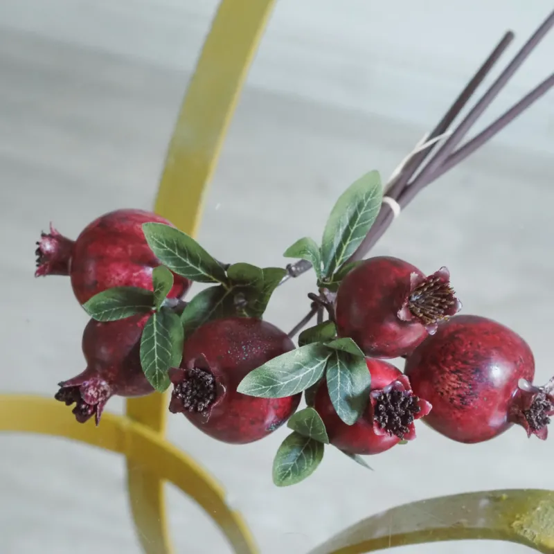 Granatapfelpick · dekorativer Fruchtzweig im klassischen Floristikbezug