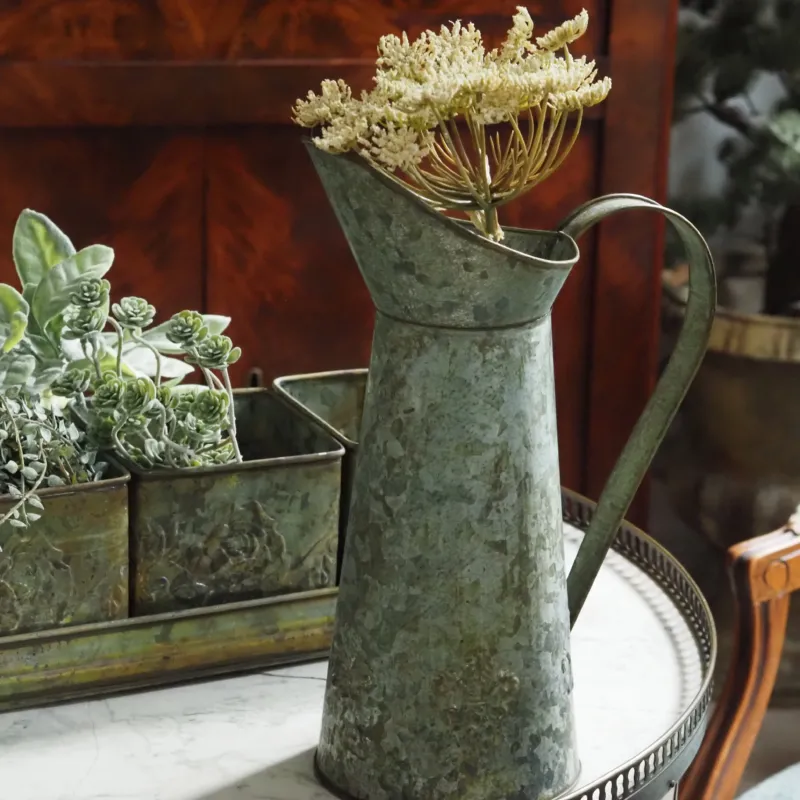 Dekorativer Metallkrug · grün patiniert · historisierende Gartenform