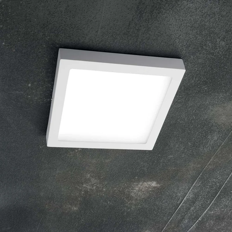 Universal LED Wand- & Deckenleuchte in quadratischer Form, montiert an einer Decke.