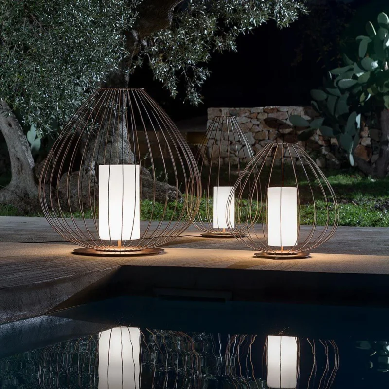 Karman Cell Outdoor-Bodenlampe IP65, stilvolle Designer-Außenleuchte mit filigranem Drahtgestänge