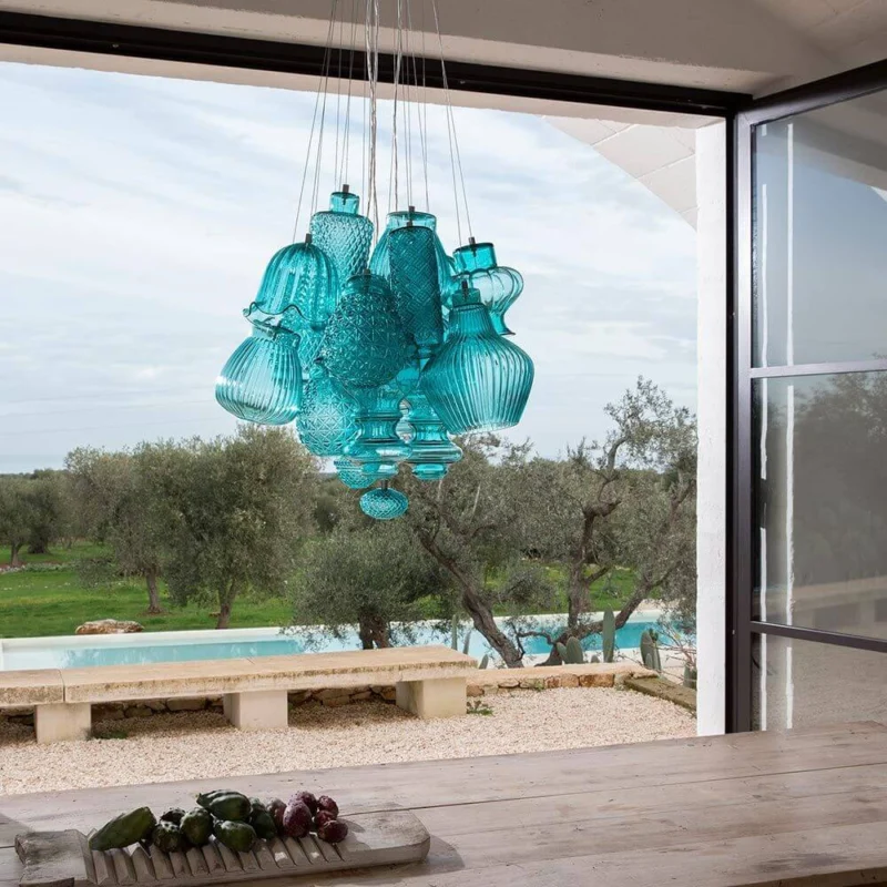 Karman Ceraunavolta Design-Hängeleuchte M als elegante Glas-Pendelleuchte über dem Esstisch mit modernem Ambiente