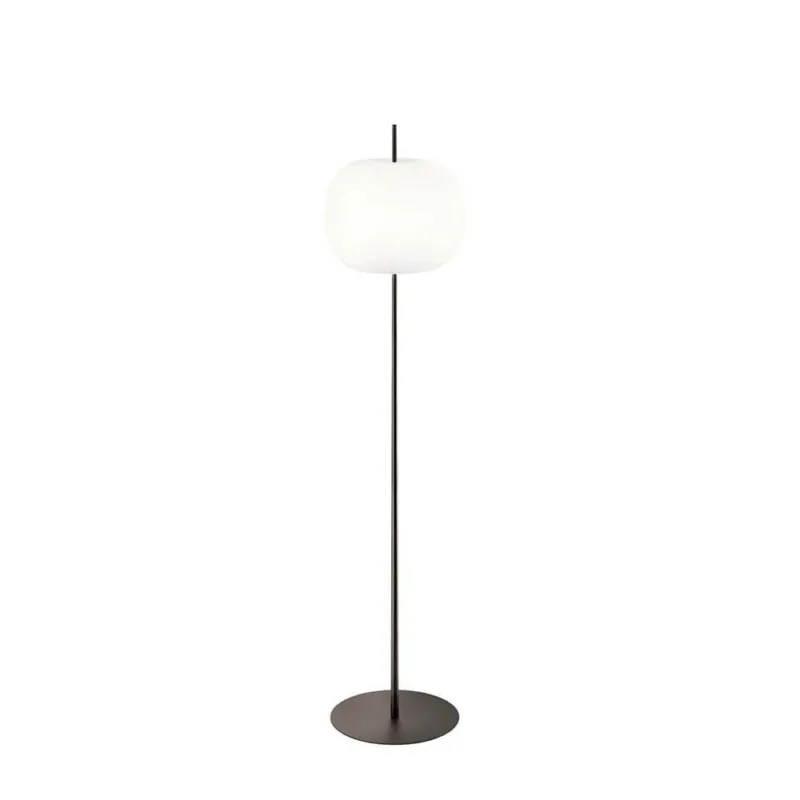 Kundalini Stehlampe Kushi XL mit Opalglasschirm 183cm Dimmbar, modern und elegant in runder Form.