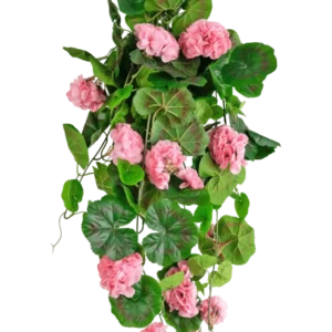 Die künstliche Hängepflanze Geranie 75 cm rosa hat künstliche grüne Blätter und rosa Geranienblüten, die herunterfallen, perfekt als hängende Dekoration vor einem weißen Hintergrund.