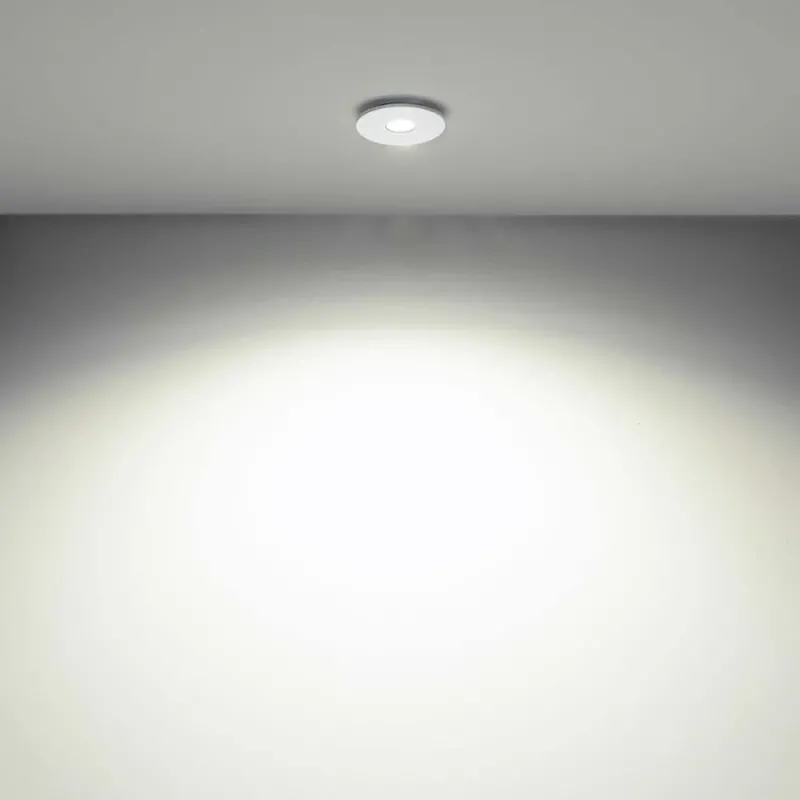 LED-Einbauleuchte Tet ohne Linse an der Decke mit sanftem Licht auf einer neutralen Wand.