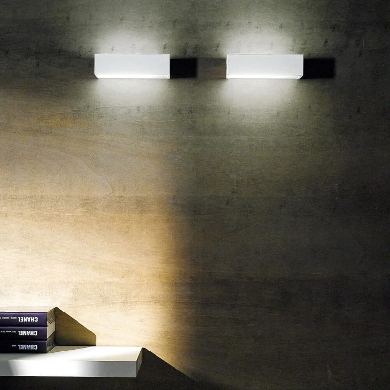 Box W2 LED-Wandleuchte Medium Warmweiß auf einer Wand mit diffusierendem Licht.