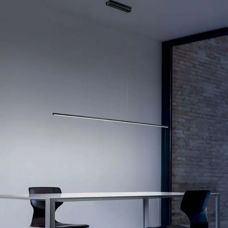 Straight P1 LED-Pendelleuchte Large über einem modernem Tisch in minimalistischem Raum