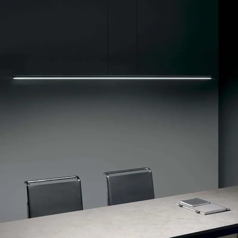 Straight P1 LED-Pendelleuchte Small über einem modernen Schreibtisch in einem eleganten Büroumfeld.