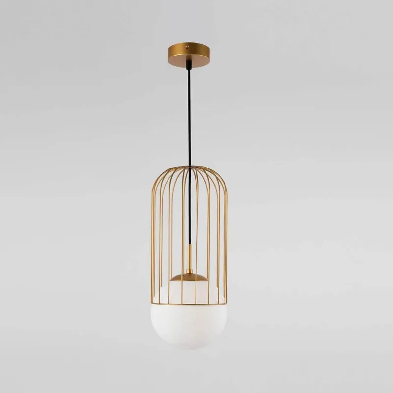 Telford Pendelleuchte Gold, Weiß mit dekorativem Metallrahmen und mattierten Glasdiffusoren.