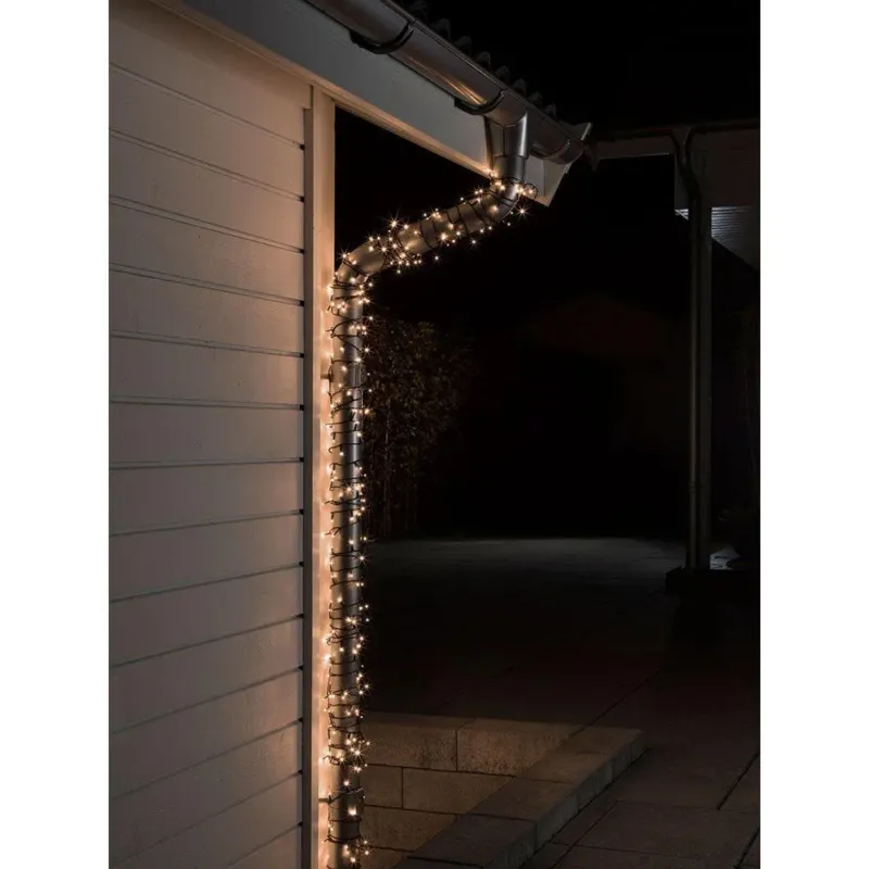 40m Micro LED Lichterkette 1000 Warmweiße Dioden IP44, dekorativ an der Hauswand installiert bei Nacht.