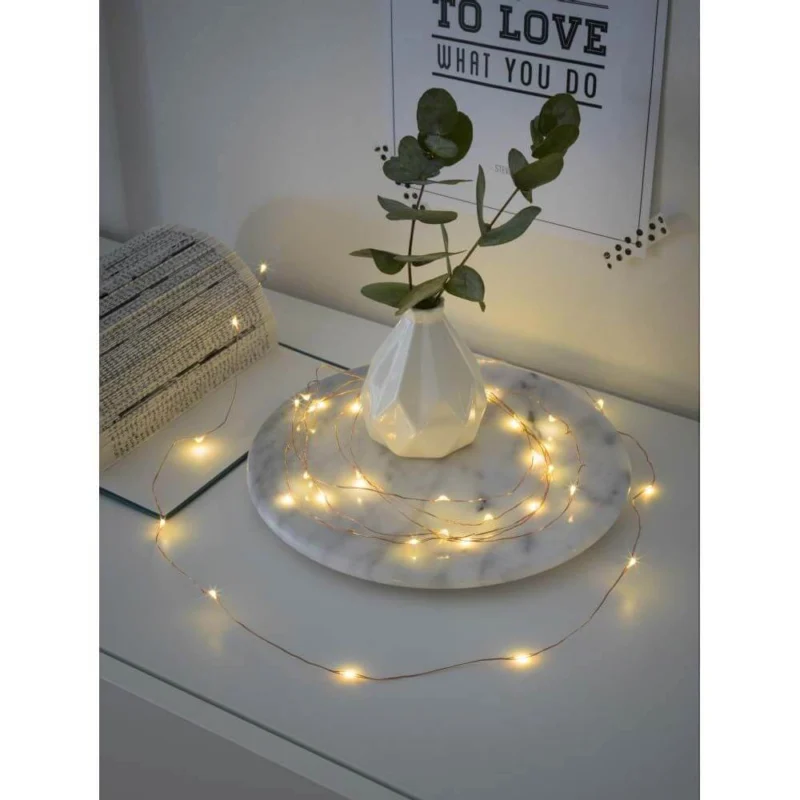 4m Micro LED Lichterkette Timer 40 warmweiße Dioden batteriebetrieben mit dekorativem Vasenarrangement sowie sanften Lichtern.
