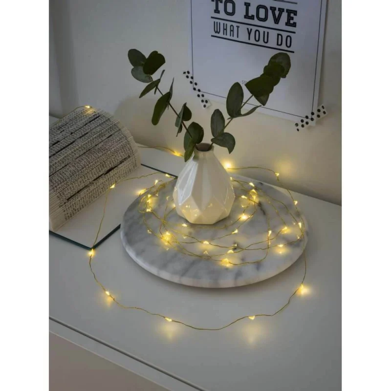 4m Micro LED Lichterkette Timer 40 warmweiße Dioden batteriebetrieben Innen messingfarbener Draht dekorativ um eine Vase arrangiert.