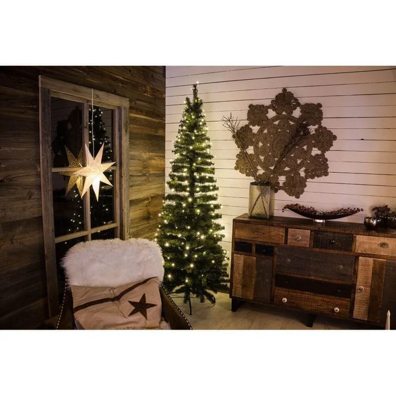Harmonische Weihnachtsdekoration mit beleuchtetem Baum, gefrosteten Akzenten und stilvollen Möbeln in warmen Farbtönen.