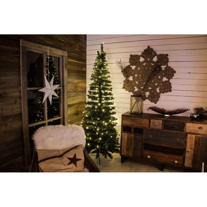 16m Micro LED Lichterkette gefrostet 50 Warmweiße Dioden dekoriert an einem Weihnachtsbaum in rustikalem Ambiente.