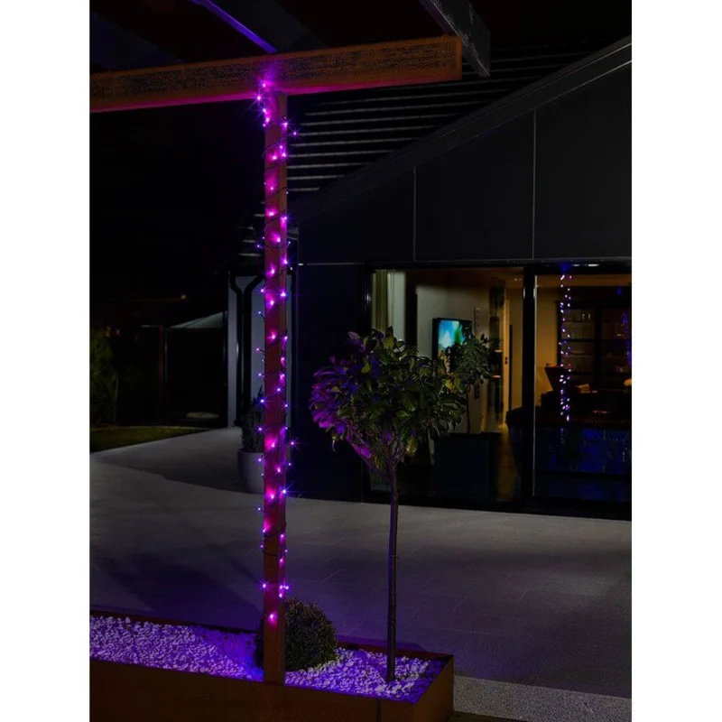 11m Micro LED Lichterkette mit rot/blau Farbwechsel 80 farbwechselnde Dioden IP44, dekoriert einen Baum und eine Terrasse.
