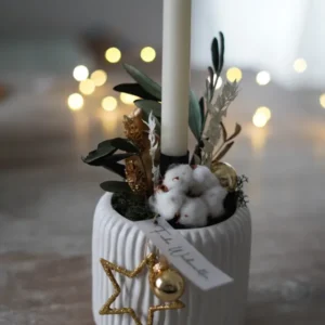 Geschenkidee und Tischdekoration: Winterliches Gesteck mit Kerze