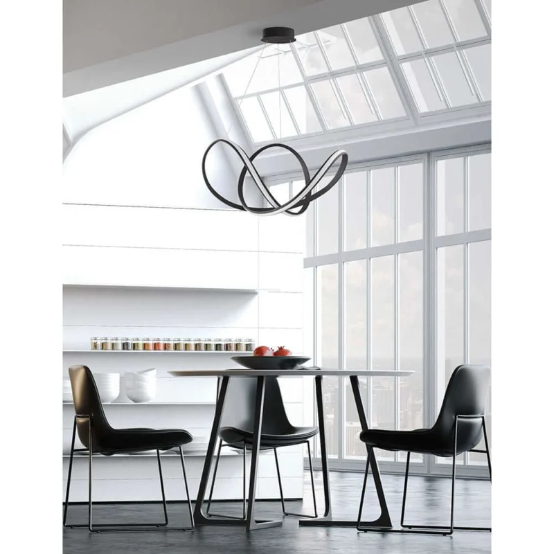 Apus LED Hängelampe Geschwungen über einem modernen Tisch in einem eleganten Wohnraum.