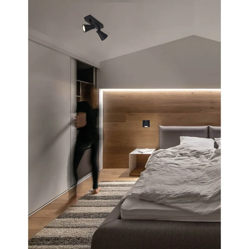 Dublin LED Balkenstrahler 2-flammig in modernem Schlafzimmer mit drehbaren Strahlern.