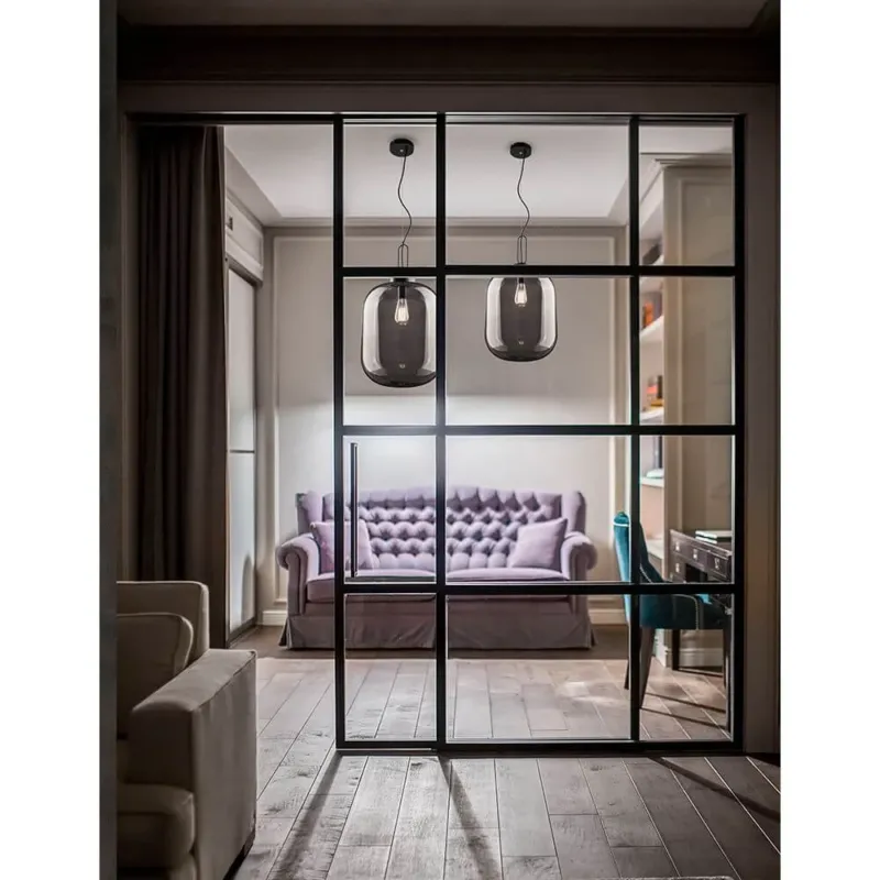 Hunter Pendellampe Glas Rauchfarben über einem stilvollen Wohnzimmer mit elegantem Sofa.