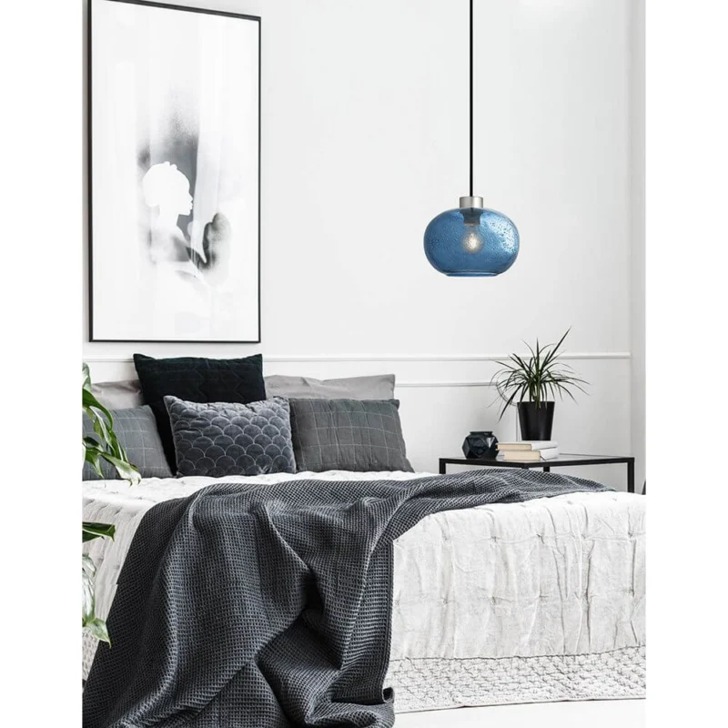 Jade Hängelampe aus Geblasenem Glas im modernen Schlafzimmer mit stilvollem Dekor.