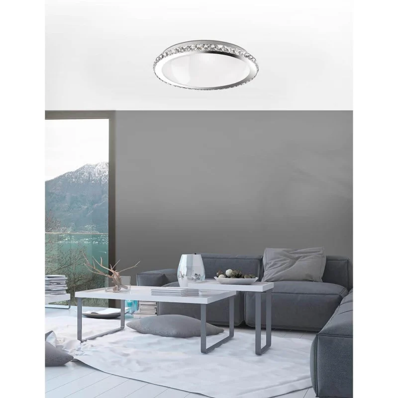 Nova Luce Palermo Deckenleuchte K9 Kristall Chrom im modernen Wohnzimmer mit Blick auf die Berge.
