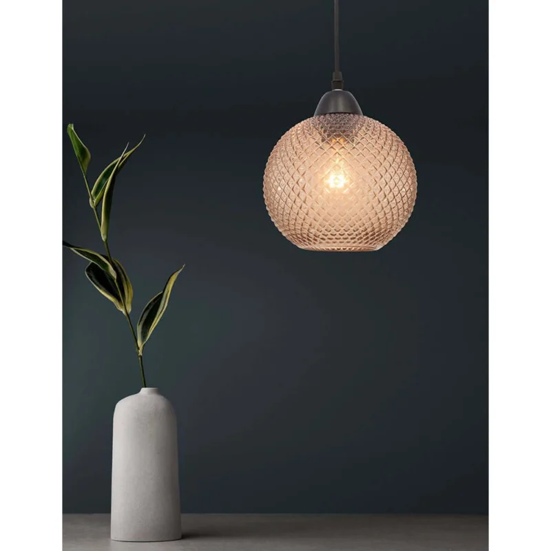 Vienti Glas-Pendellampe Ø 18cm Kugel in modernem Design, elegant über einer Vase mit Pflanze in stilvollem Interieur.