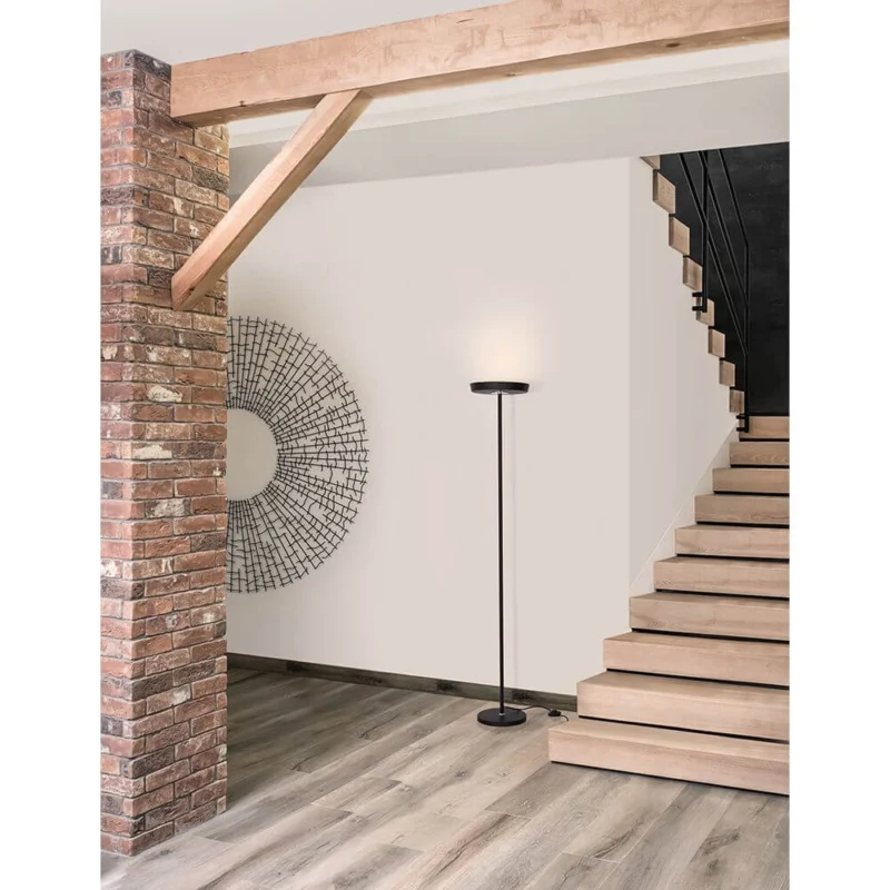 Viti LED Stehleuchte 170cm Metall in modernem Design im Wohnbereich mit Treppe und Spiegel.