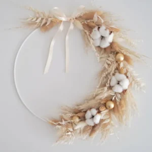 Winterdeko, Weihnachtsdeko Trockenblumenkranz gebunden an einen Metallring aus Pampasgras, Trockenblumen und Baumwollblüten