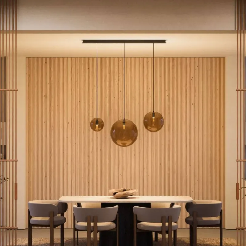 s.luce Orb Esstisch-Hängelampe 3-flammig 120cm Ø 20/30/40 über einem eleganten Esszimmer-Tisch.
