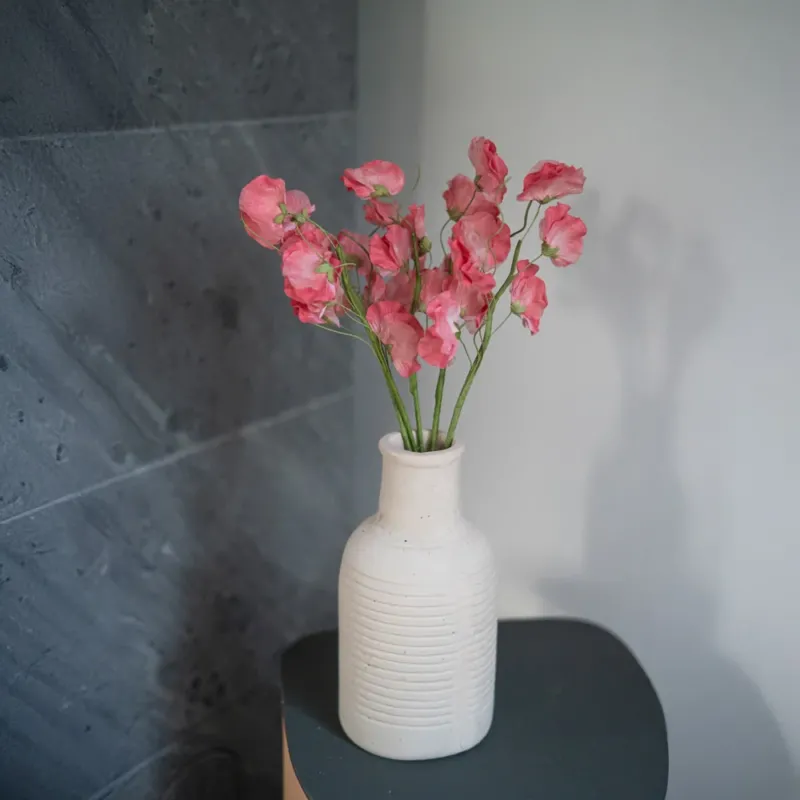 Pois de senteur en papier rose foncé, fleur artisanale aux teintes vives vue de face - Flowrette