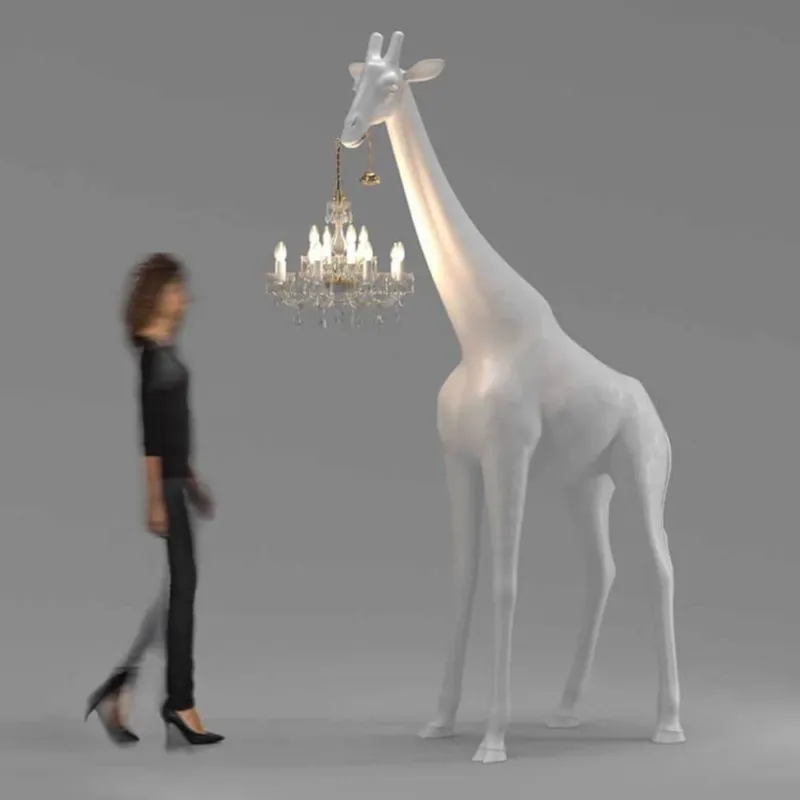 Giraffe in Love M Stehleuchte 265cm mit Kronleuchter, handgefertigt, modernes Design, steht neben einer Person.