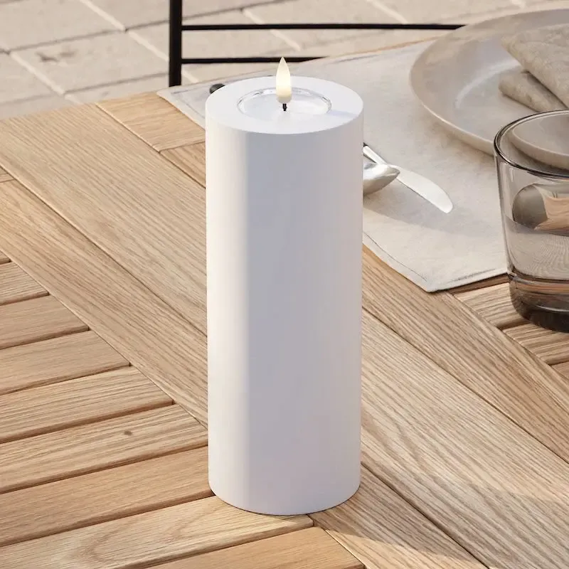 Weiße LED Stumpenkerze mit 3D-Flamme auf Holztisch, Nordicflame-de Outdoor Deko