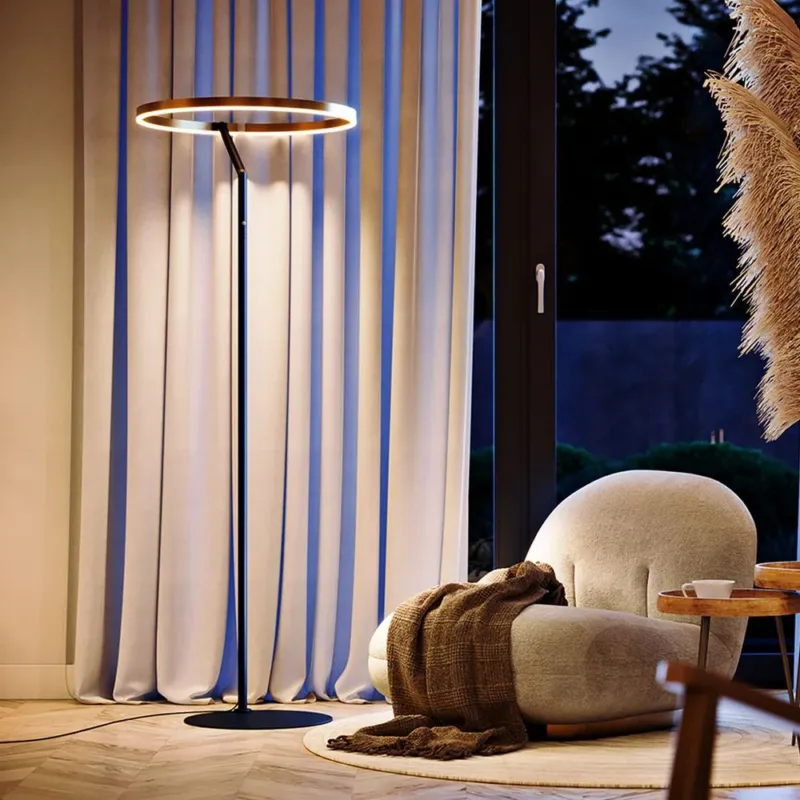 s.luce Ring LED-Stehleuchte Ø 60cm mit Touchdimmer in modernem Wohnambiente