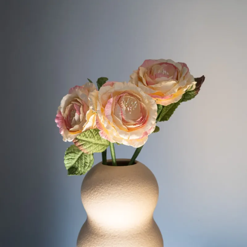 Rose anglaise en papier crème et rose, fleur artisanale aux pétales froissés - Flowrette
