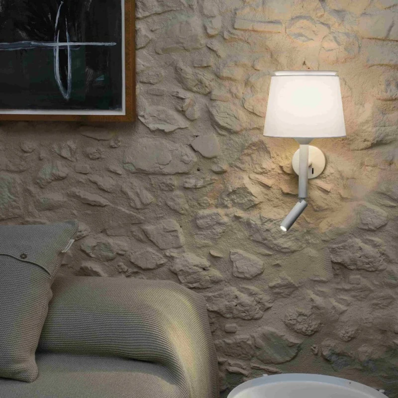 Savoy Wandleuchte mit LED Lesearm (ohne Schirm) in moderner Innenbeleuchtung.