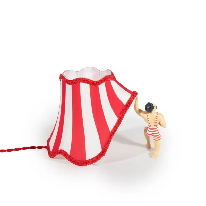Seletti Circus Super Jimmy Tischleuchte Mehrfarbig mit rot-weißem Lampenschirm und Zirkusfigur