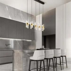 Seneca LED Pendelleuchte Balken 82cm 5-flammig 3000K Schwarz, Gold über modernem Esstisch