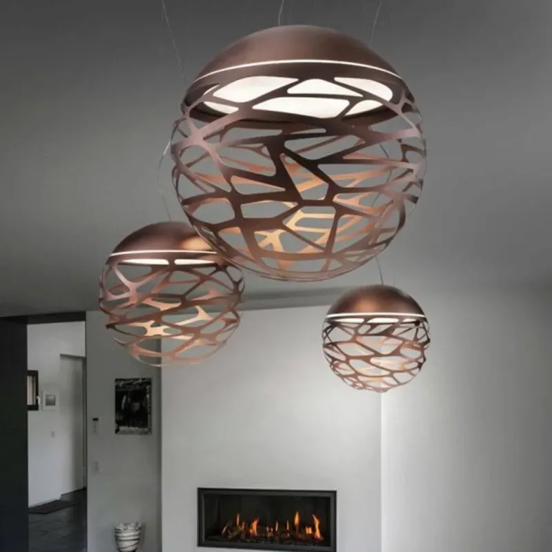 Lodes Kelly Sphere Hängeleuchte in modernem Raum mit elegantem Lichtspiel und kunstvollem Design.