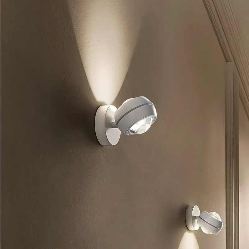 Lodes Nautilus Mini LED Wandleuchte in Weiß mit konvexer Linse für gezielte Lichtakzente
