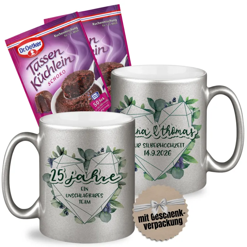 Silberne Tassen mit personalisiertem Aufdruck und Geschenkverpackung.