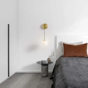 The Egg Wandleuchte Gold, Weiß, Schwarz in modernem Schlafzimmer mit Glaslampenschirm
