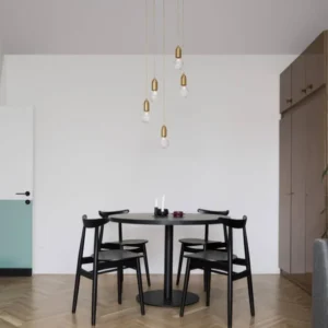 Veda Pendelleuchte G9 5-flammig Ø 40cm in modernem Essbereich mit Tisch und Stühlen.