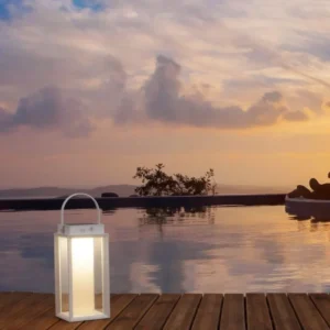 Verhal LED Außenstehleuchte 3000K Solar IP54 stilvoll am Pool bei Sonnenuntergang.