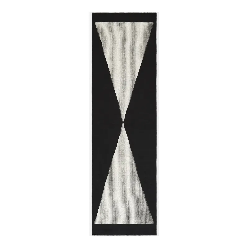 Wedge Rug in schwarz-weiß Naturwolle in voller Ansicht als handgefertigter Design Teppich