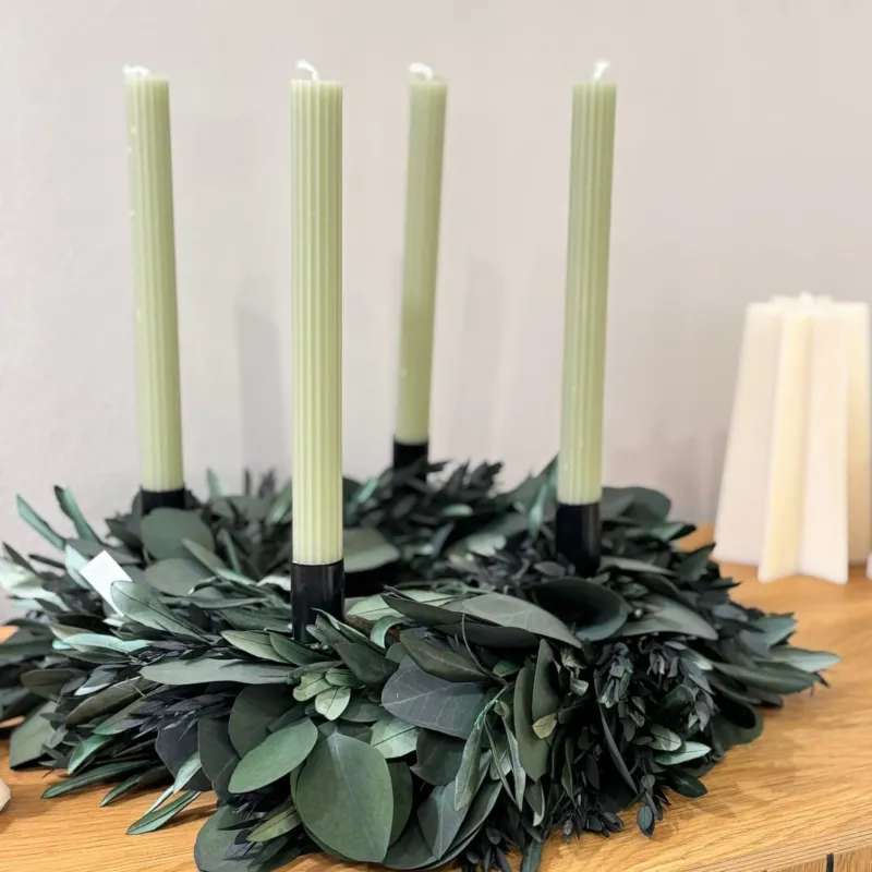 Trockenblumen-Adventskranz mit Eukalyptus und Olivenzweigen in Grün